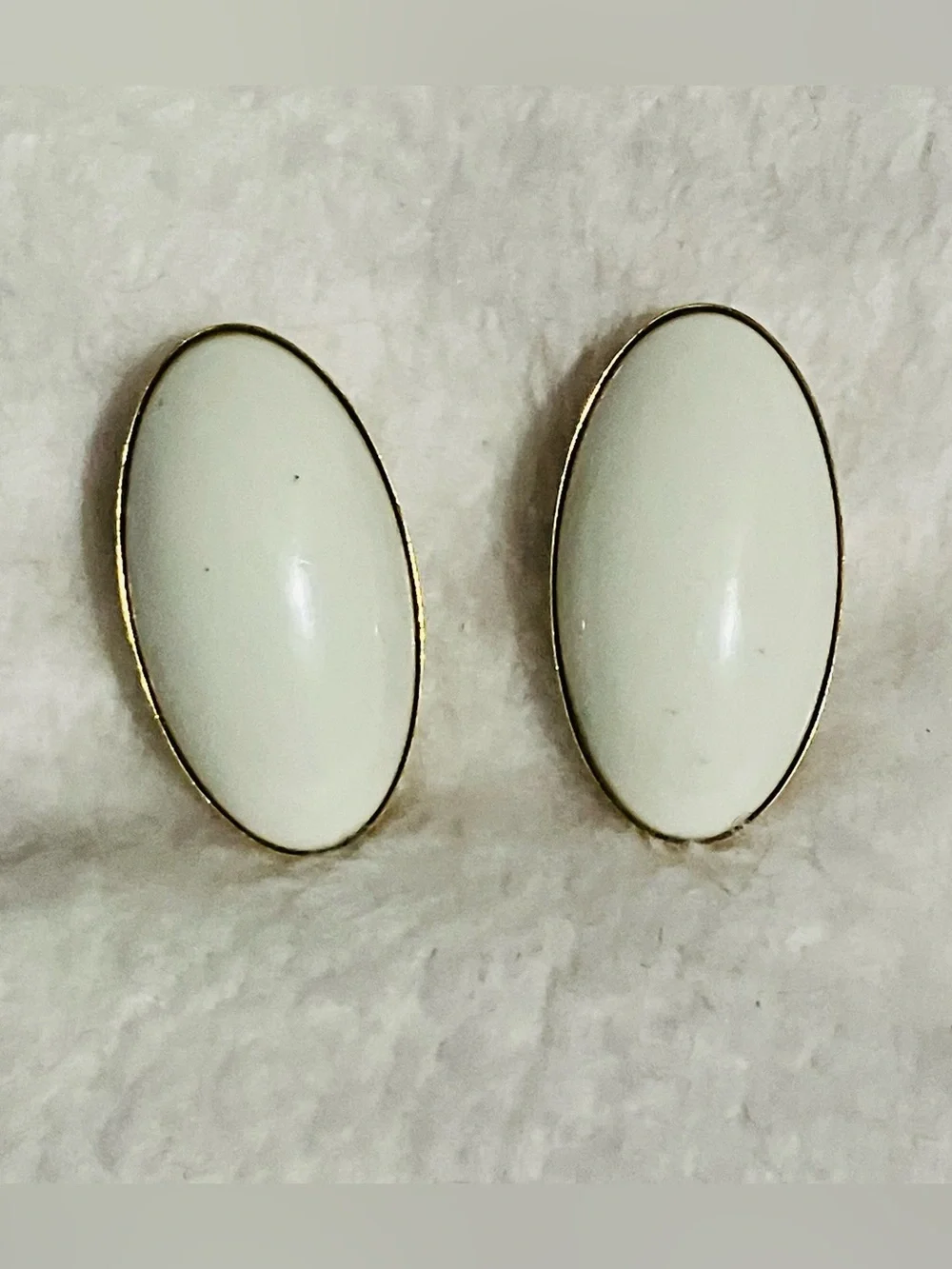 Vintage Sarah Coventry White Oval Cabochon Gold Tone Clip On Earrings